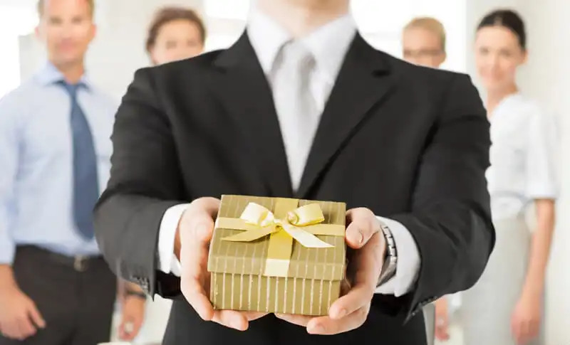 22 Món quà tặng sếp nam giúp bạn gây ấn tượng được thăng chức | Cleanipedia