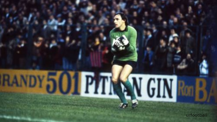 Top 10 Best Goalkeepers Of Barcelona Of All Time