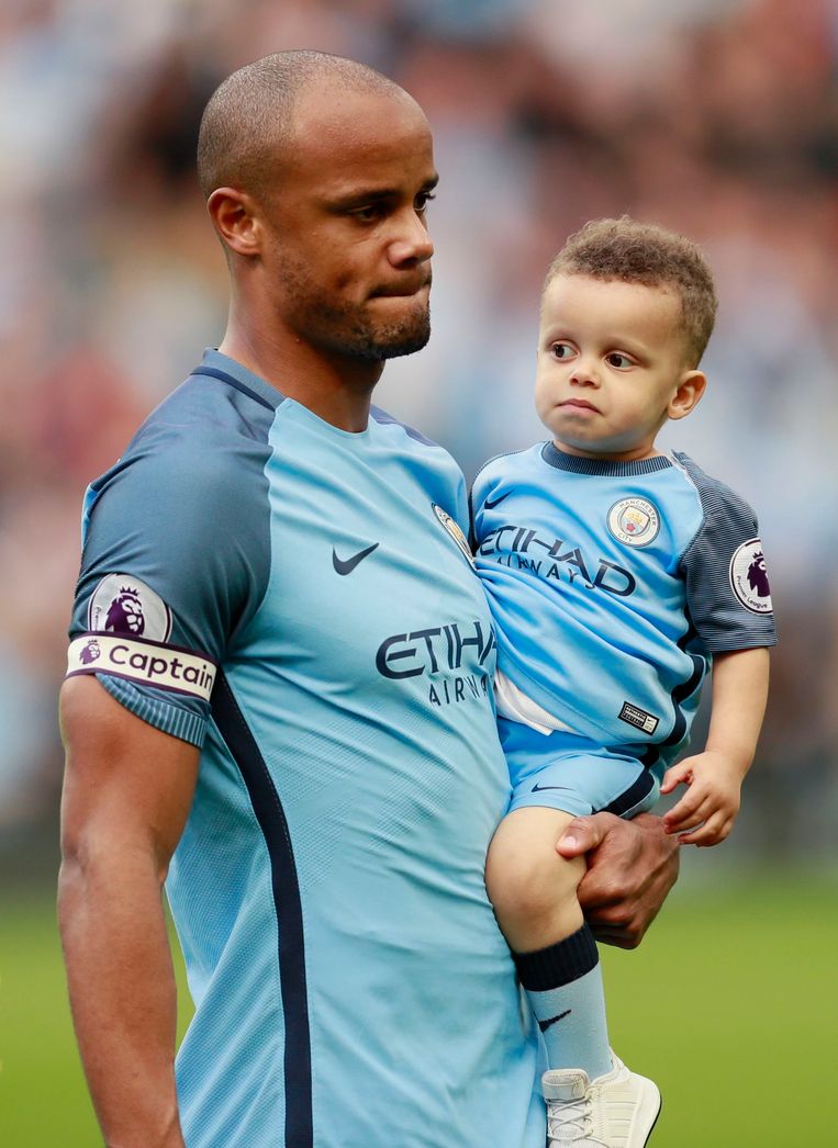 Ảnh của Vincent Kompany, con trai, tên là Caleb